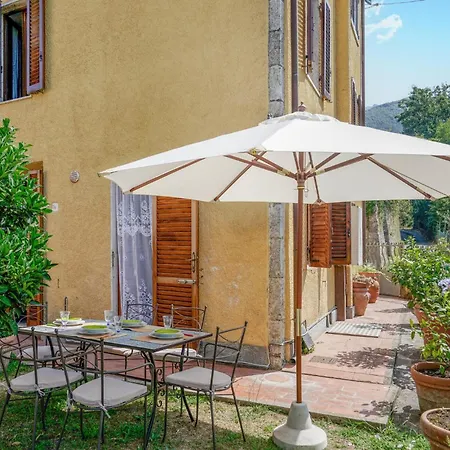 2 Bedroom Stunning In Prázdninový dům Camaiore